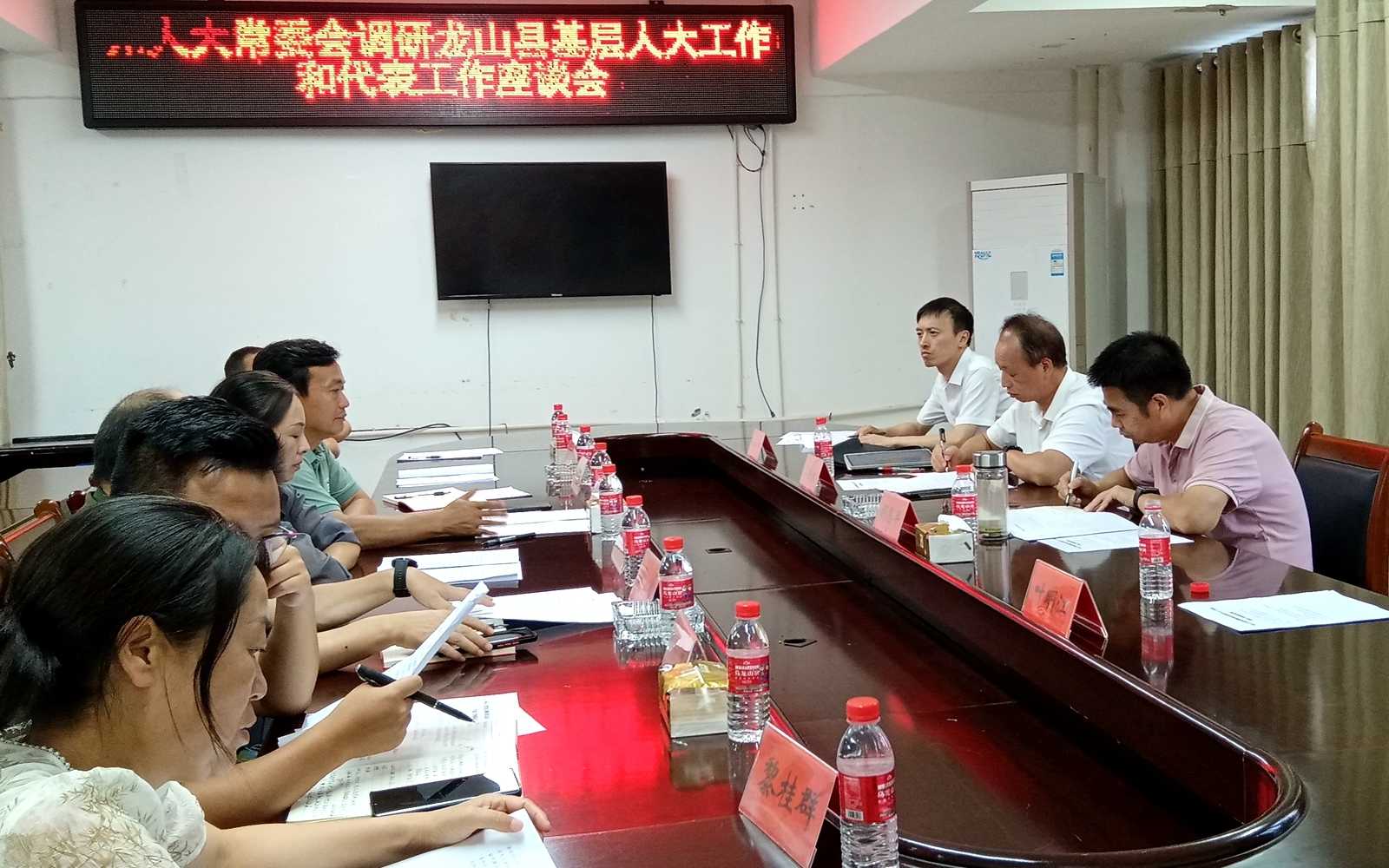 9月5日,州人大常委会副主任胡恩平一行,前往龙山县调研基层人大工作和代表工作,召开座谈会,并走访省、州人大代表彭清东,征求代表意见建议。_副本.jpg