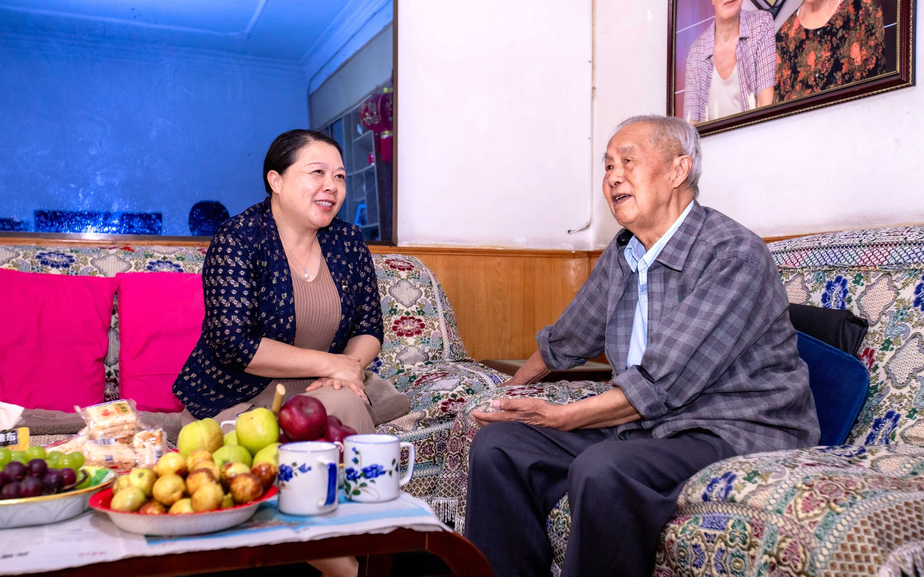 走访慰问退休老同志符光安_副本 (2).jpg ""